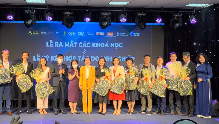 Các Doanh nghiệp chụp hình kỉ niệm cùng Ban giám hiệu Trường ĐH Hoa Sen