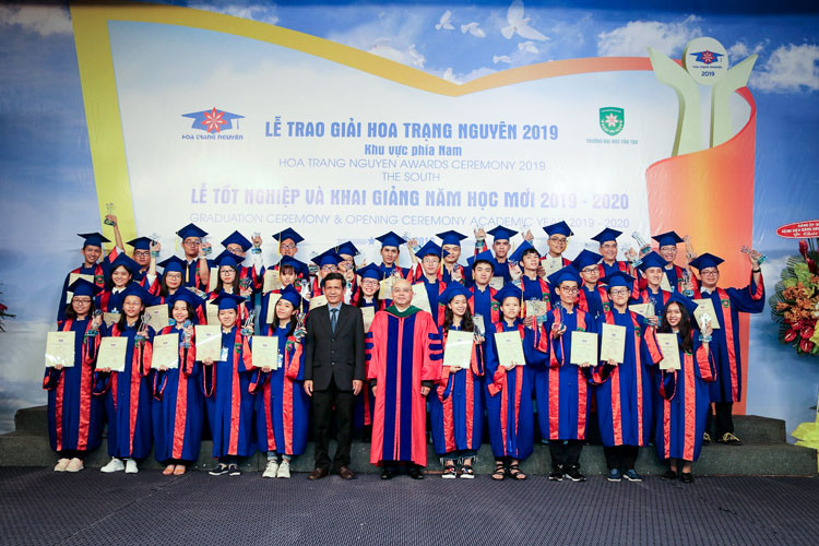 Ban Giám hiệu Trường ĐH Tân Tạo và các Hoa Trạng Nguyên Ban Giám hiệu Trường ĐH Tân Tạo và các Hoa Trạng Nguyên