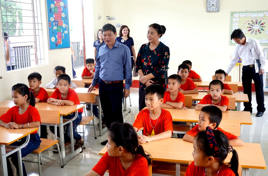 Các đại biểu tham quan lớp học tại Trường Tiểu học Yên Nội Các đại biểu tham quan lớp học tại Trường Tiểu học Yên Nội