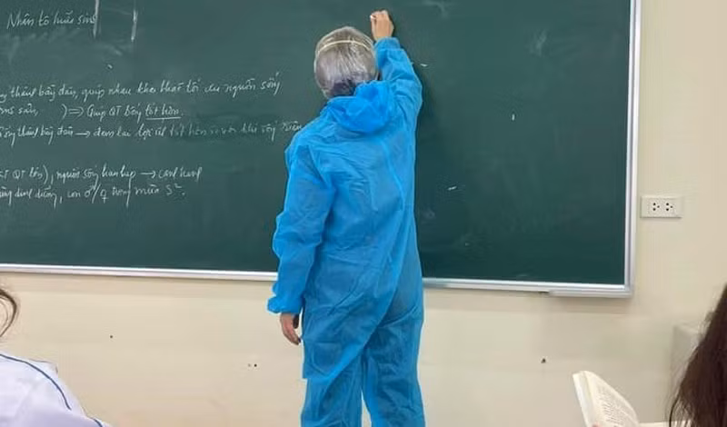 Hình ảnh giáo viên lên lớp trong bộ đồ bảo hộ đang thu hút sự quan tâm.