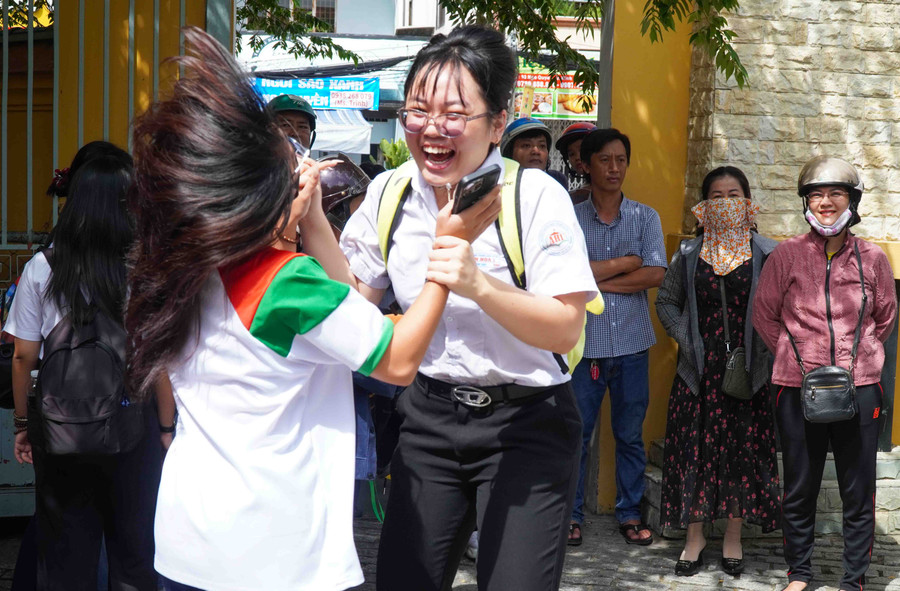 Thí sinh phấn khởi sau khi hoàn thành bài thi. Thí sinh phấn khởi sau khi hoàn thành bài thi.