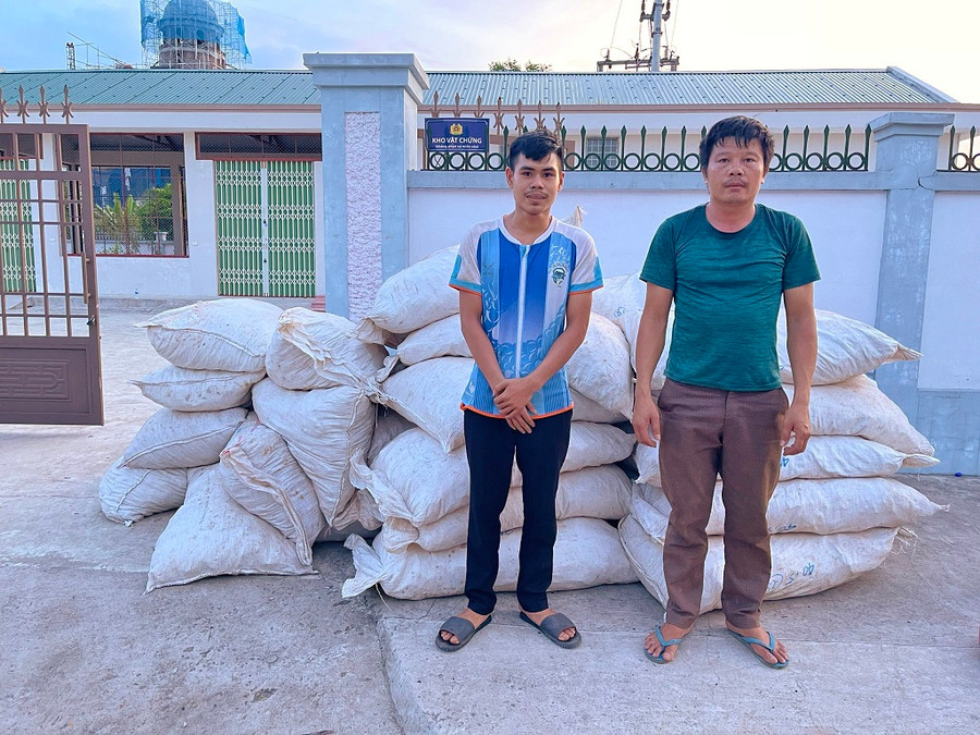 Lê Văn Sáng và Phạm Đình Hiếu tại cơ quan công an. (Ảnh: CANA) Lê Văn Sáng và Phạm Đình Hiếu tại cơ quan công an. (Ảnh: CANA)