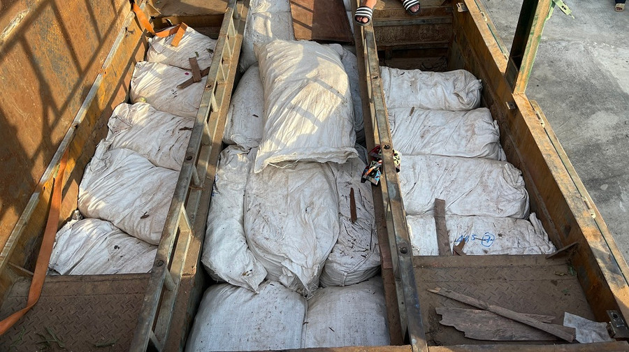 Hầm chứa tự chế được ngụy trang để vận chuyển lâm sản trái phép. (Ảnh: CANA) Hầm chứa tự chế được ngụy trang để vận chuyển lâm sản trái phép. (Ảnh: CANA)