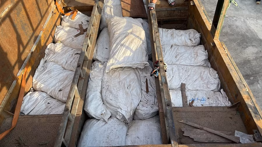 Hầm chứa tự chế được ngụy trang để vận chuyển lâm sản trái phép. (Ảnh: CANA)