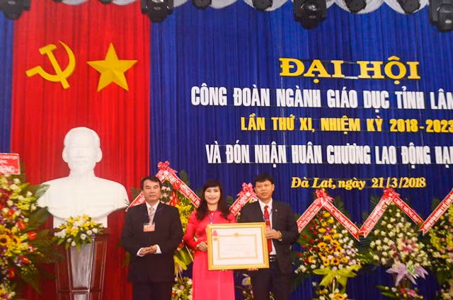 Bà Nguyễn Thị Minh - Chủ tịch Công đoàn ngành Giáo dục tỉnh Lâm Đồng đón nhận Huân chương Lao động hạng Nhất