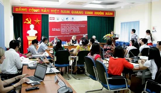 Các chuyên gia và học viên tại khóa học