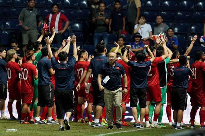 HLV Park Hang-seo và các học trò ăn mừng chiến thắng trên sân Chang Arena sau khi đánh bại chủ nhà Thái Lan ở King"s Cup 2019 HLV Park Hang-seo và các học trò ăn mừng chiến thắng trên sân Chang Arena sau khi đánh bại chủ nhà Thái Lan ở King"s Cup 2019