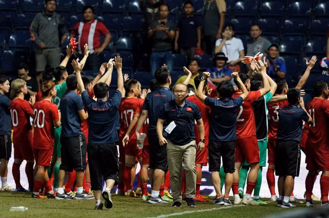 HLV Park Hang-seo và các học trò ăn mừng chiến thắng trên sân Chang Arena sau khi đánh bại chủ nhà Thái Lan ở King"s Cup 2019 HLV Park Hang-seo và các học trò ăn mừng chiến thắng trên sân Chang Arena sau khi đánh bại chủ nhà Thái Lan ở King"s Cup 2019