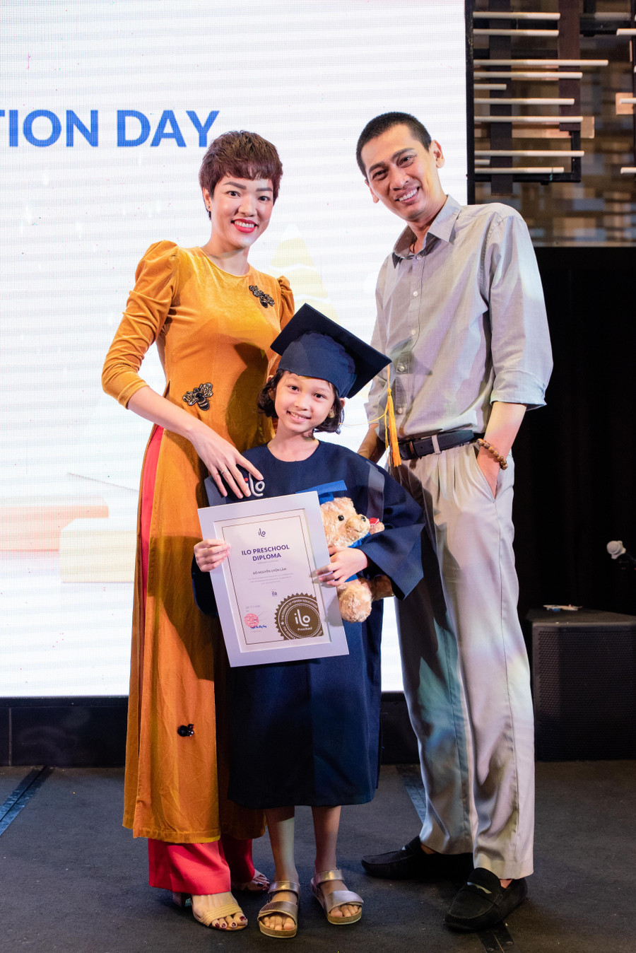 Gia đình chị Phùng Ngọc Yến và con gái Uyên Lâm, học sinh ILO Nam Sài Gòn.