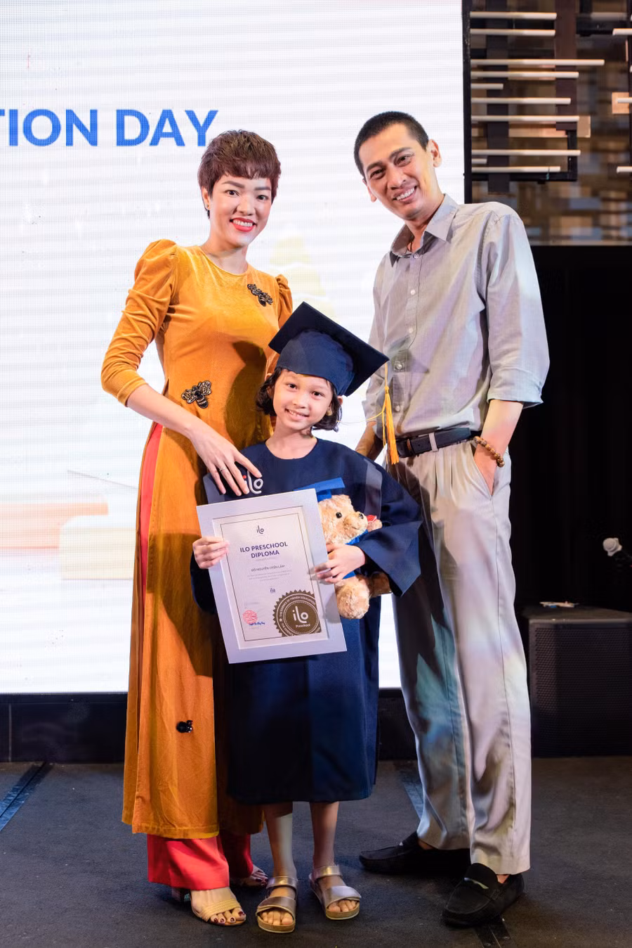 Gia đình chị Phùng Ngọc Yến và con gái Uyên Lâm, học sinh ILO Nam Sài Gòn.