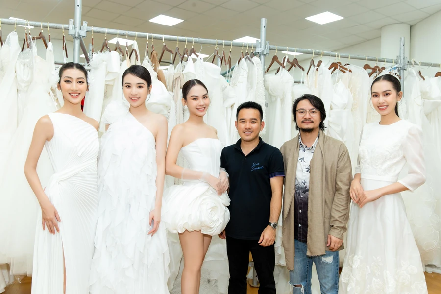 Thùy Tiên cùng dàn hậu Việt đội mưa tổng duyệt Vietnam Beauty Fashion Fest 