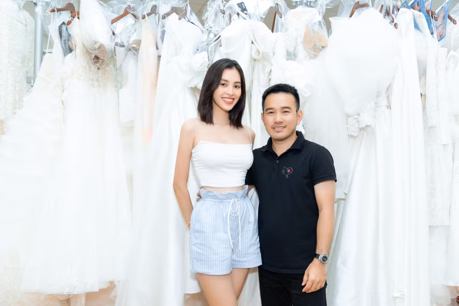 Hoa hậu Tiểu Vy và Á hậu Phương Anh sẽ đảm nhận vai trò vedette và first face cho bộ sưu tập mới nhất của NTK Lê Thanh Hòa.