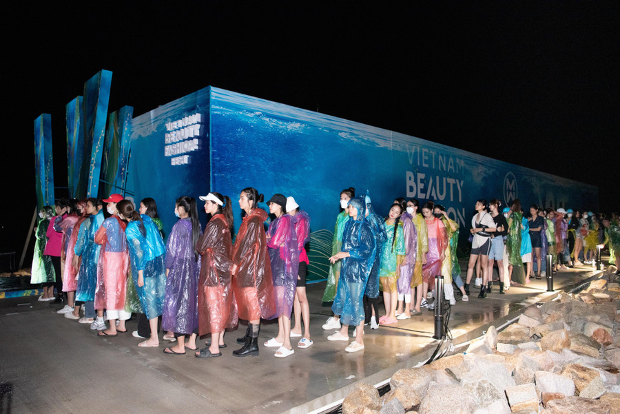 Dàn thí sinh catwalk giữa trời mưa.