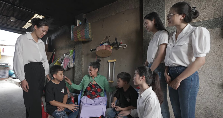 Các thí sinh Miss World Vietnam 2022 tiếp xúc với các em nhỏ đoàn lân Long Nhi Đường và tìm hiểu hoàn cảnh gia đình. Các thí sinh Miss World Vietnam 2022 tiếp xúc với các em nhỏ đoàn lân Long Nhi Đường và tìm hiểu hoàn cảnh gia đình.