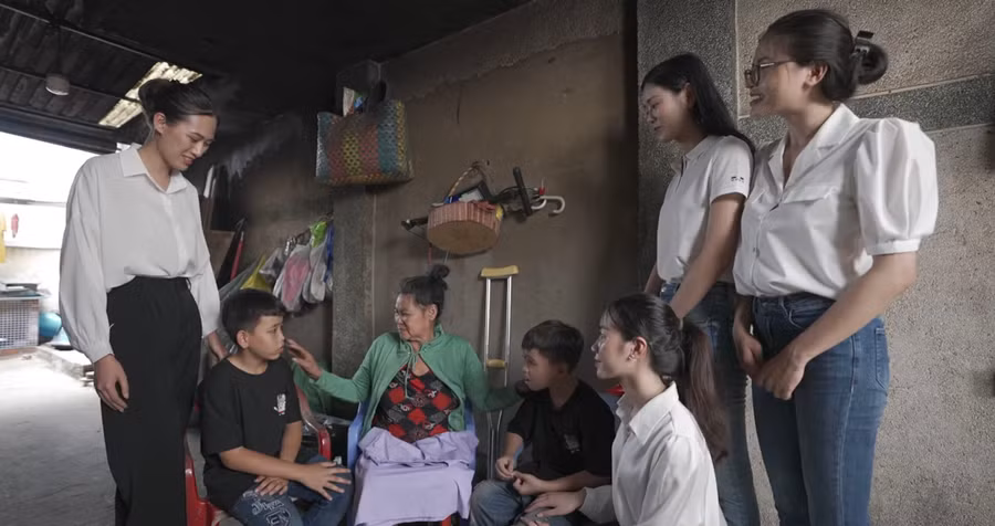 Các thí sinh Miss World Vietnam 2022 tiếp xúc với các em nhỏ đoàn lân Long Nhi Đường và tìm hiểu hoàn cảnh gia đình.