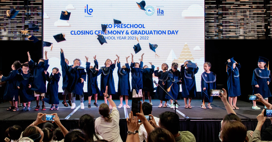 Các bé trong lễ tổng kết và tốt nghiệp năm học 2021 – 2022 của Hệ thống Mầm non ILO.