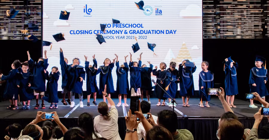 Các bé trong lễ tổng kết và tốt nghiệp năm học 2021 – 2022 của Hệ thống Mầm non ILO.