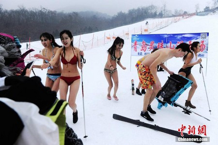 Thuê “chân dài” mặc bikini trượt tuyết để quảng cáo khu resort ảnh 2 Các người mẫu di chuyển một cách vụng về trên ván trượt do không chịu được sự giá rét