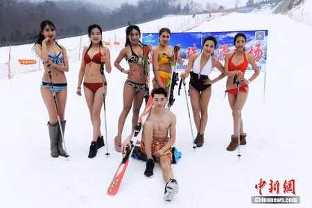 Thuê “chân dài” mặc bikini trượt tuyết để quảng cáo khu resort