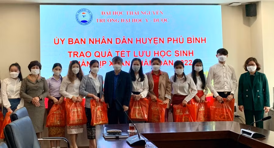 Trường Đại học Y – Dược phối hợp cùng UBND huyện Phú Bình tặng quà Tết cho sinh viên Lào, Campuchia