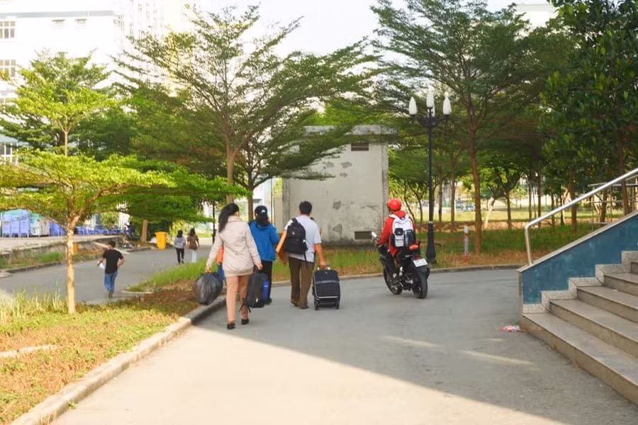 Sinh viên ĐHQG TPHCM đang mang hành lý vào KTX để chuẩn bị cho việc học tập trung trở lại