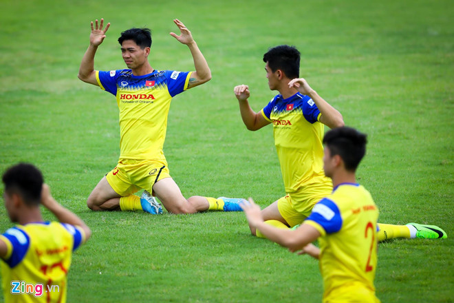 Công Phượng nhận áo số 10 và bắt đầu tập luyện ngay. Công Phượng nhận áo số 10 và bắt đầu tập luyện ngay.