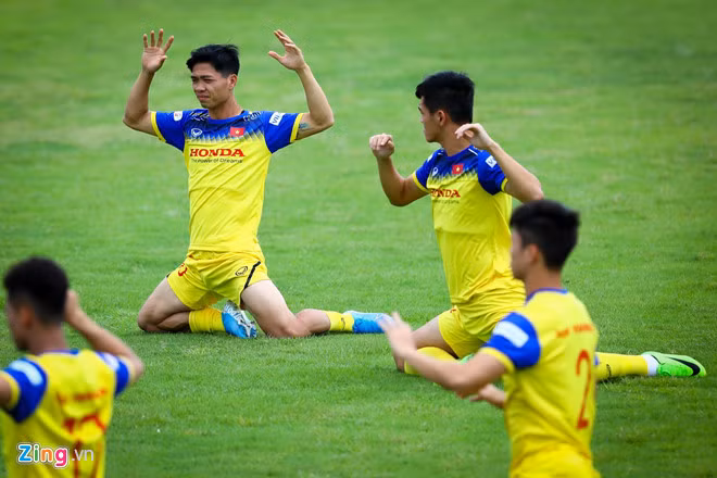 Công Phượng nhận áo số 10 và bắt đầu tập luyện ngay.