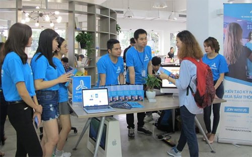 Các bạn sinh viên tham gia một sân chơi khởi nghiệp tại trường