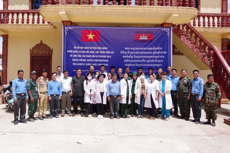 Hoạt động khám bệnh, cấp thuốc miễn phí được Bộ CHQS tỉnh Kiên Giang tổ chức hàng năm. Hoạt động khám bệnh, cấp thuốc miễn phí được Bộ CHQS tỉnh Kiên Giang tổ chức hàng năm.