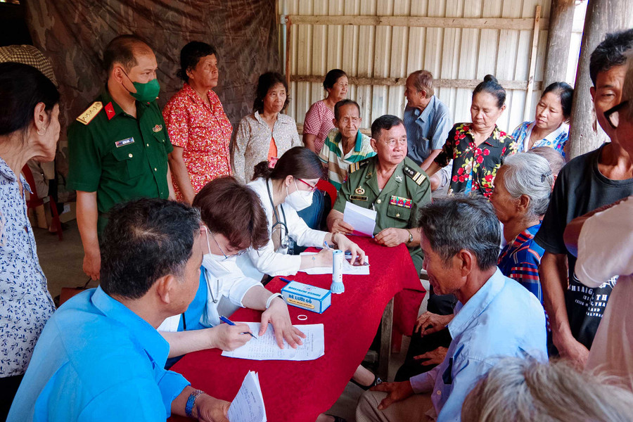 Cùng với việc thăm khám các y bác sĩ đã hướng dẫn cho người dân địa phương về cách phòng chống dịch bệnh. Cùng với việc thăm khám các y bác sĩ đã hướng dẫn cho người dân địa phương về cách phòng chống dịch bệnh.