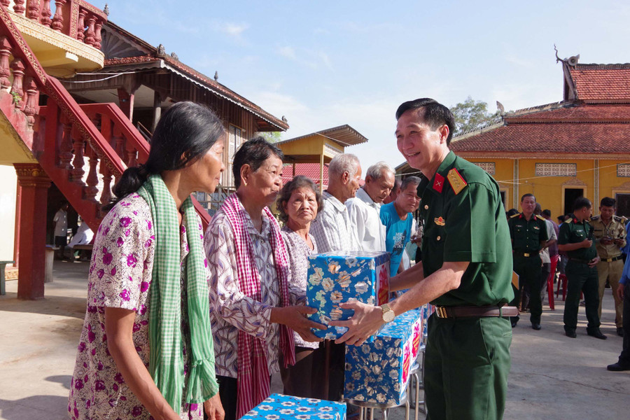 Cùng với việc khám bệnh, cấp thuốc miễn phí đoàn đã trao 60 suất quà cho người dân có hoàn cảnh khó khăn. Cùng với việc khám bệnh, cấp thuốc miễn phí đoàn đã trao 60 suất quà cho người dân có hoàn cảnh khó khăn.