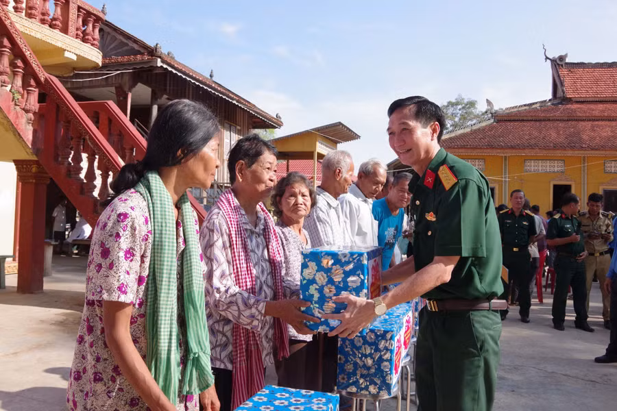Cùng với việc khám bệnh, cấp thuốc miễn phí đoàn đã trao 60 suất quà cho người dân có hoàn cảnh khó khăn.