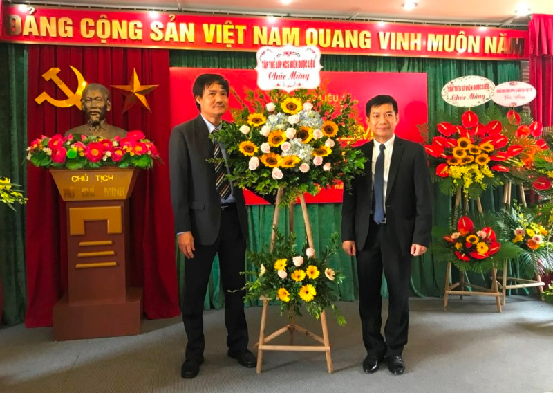 PGS. TS. Lê Việt Dũng - Phó Viện trưởng nhận lãng hoa cảm ơn từ đại diện các lớp nghiên cứu sinh. PGS. TS. Lê Việt Dũng - Phó Viện trưởng nhận lãng hoa cảm ơn từ đại diện các lớp nghiên cứu sinh.