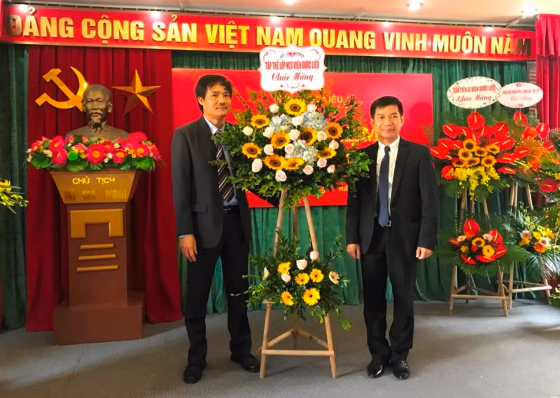 PGS. TS. Lê Việt Dũng - Phó Viện trưởng nhận lãng hoa cảm ơn từ đại diện các lớp nghiên cứu sinh.