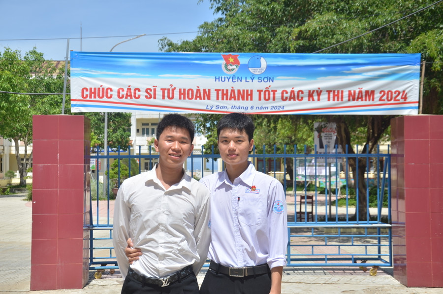 Từ trái qua đôi bạn Hưng và Chí sẵn sàng bước vào kỳ thi. Từ trái qua đôi bạn Hưng và Chí sẵn sàng bước vào kỳ thi.