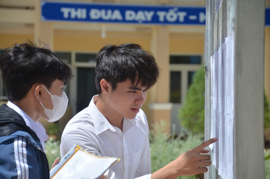 Thí sinh ở đảo Lý Sơn đến Điểm thi sớm. Thí sinh ở đảo Lý Sơn đến Điểm thi sớm.