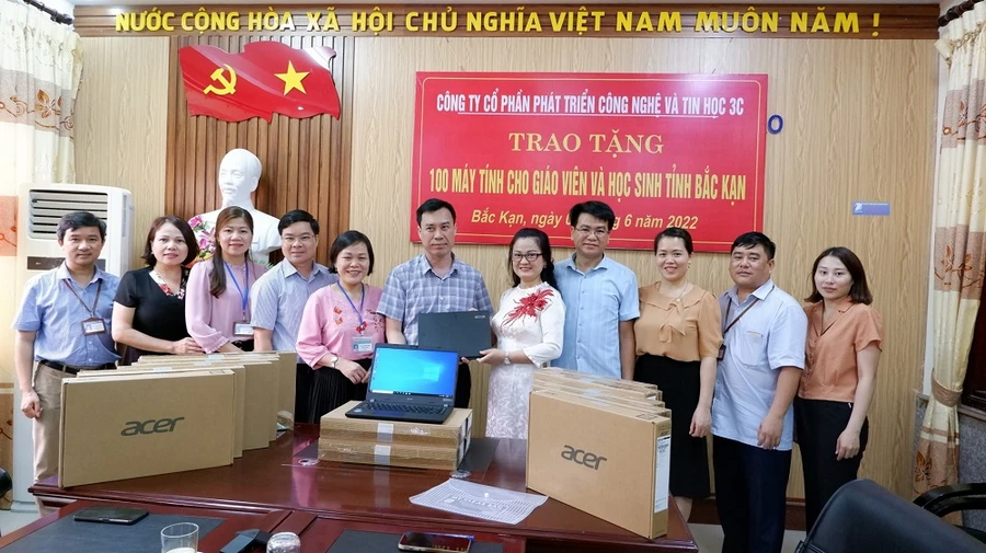 Công ty Cổ phần phát triển công nghệ và tin học 3C (Hà Nội) đã trao tặng 100 máy tính cho giáo viên và học sinh vùng khó Bắc Kạn