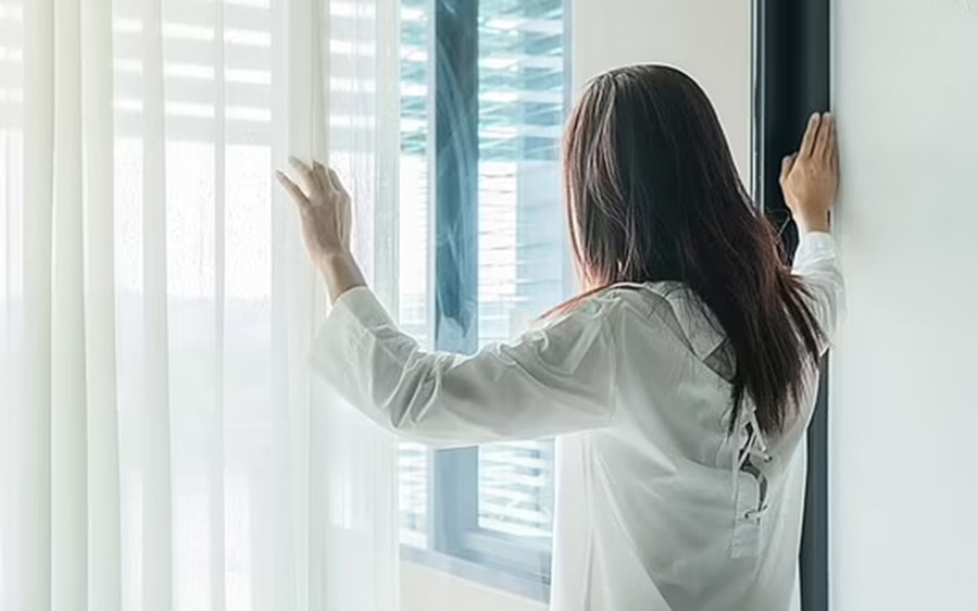 Bạn nên thông gió cho tất cả các phòng từ ba đến năm lần một ngày, mỗi lần mười phút. (Ảnh: ITN). Bạn nên thông gió cho tất cả các phòng từ ba đến năm lần một ngày, mỗi lần mười phút. (Ảnh: ITN).