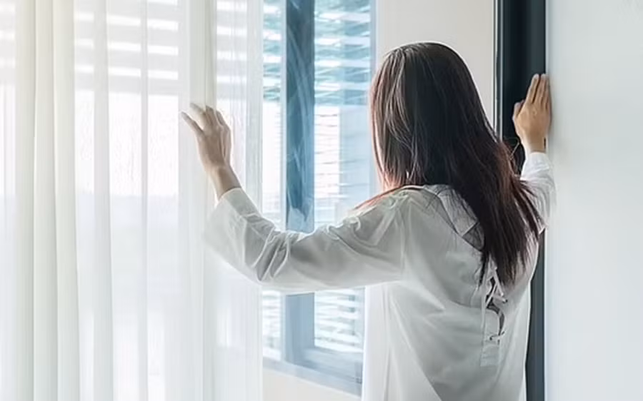 Bạn nên thông gió cho tất cả các phòng từ ba đến năm lần một ngày, mỗi lần mười phút. (Ảnh: ITN).