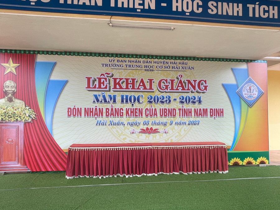 Tại Trường THCS Hải Xuân, công tác chuẩn bị về cơ sở vật chất cho lễ khai giảng cũng đã được hoàn tất. Tại Trường THCS Hải Xuân, công tác chuẩn bị về cơ sở vật chất cho lễ khai giảng cũng đã được hoàn tất.