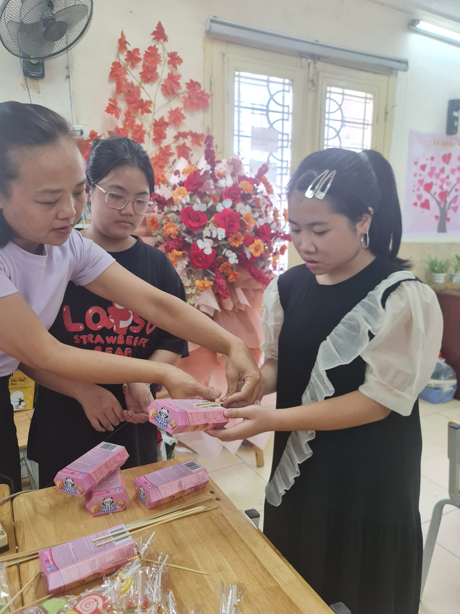 Cô và trò tự tay tạo nên những món quà nhỏ xinh động viên tinh thần cho học sinh trong ngày đầu của năm học mới. Cô và trò tự tay tạo nên những món quà nhỏ xinh động viên tinh thần cho học sinh trong ngày đầu của năm học mới.