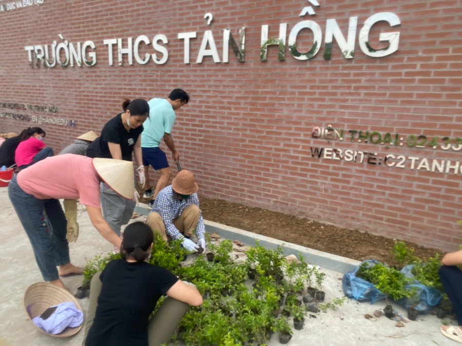 Thầy cô Trường THCS Tản Hồng, huyện Ba Vì tranh thủ trồng cây xanh ở khuôn viên nhỏ ngay cổng trường để kịp đón khai giảng. Thầy cô Trường THCS Tản Hồng, huyện Ba Vì tranh thủ trồng cây xanh ở khuôn viên nhỏ ngay cổng trường để kịp đón khai giảng.