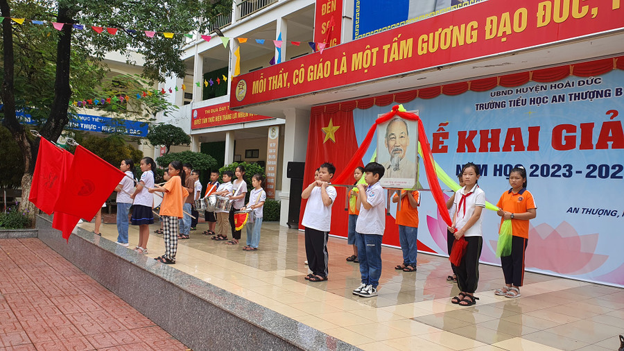 Ngày 4/9, một số học sinh tại Trường Tiểu học An Thượng B (Hoài Đức, Hà Nội) đã tới trường tập đội hình cho lễ khai giảng. Ngày 4/9, một số học sinh tại Trường Tiểu học An Thượng B (Hoài Đức, Hà Nội) đã tới trường tập đội hình cho lễ khai giảng.