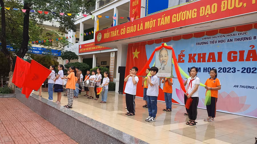 Ngày 4/9, một số học sinh tại Trường Tiểu học An Thượng B (Hoài Đức, Hà Nội) đã tới trường tập đội hình cho lễ khai giảng.