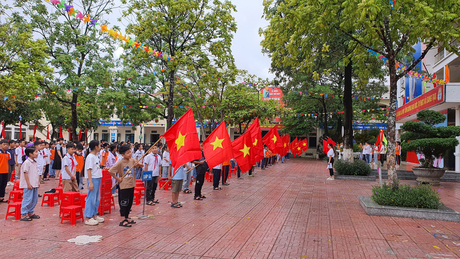 Mỗi lớp sẽ có một đại diện rước theo lá cờ Tổ quốc và thực hiện các nghi thức cần thiết. Mỗi lớp sẽ có một đại diện rước theo lá cờ Tổ quốc và thực hiện các nghi thức cần thiết.
