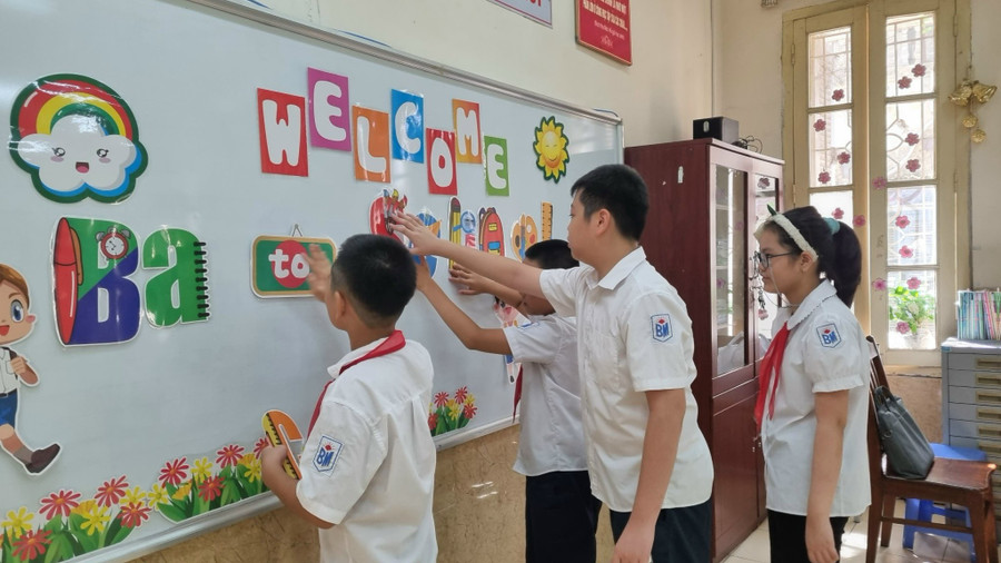 Tại Trường Tiểu học Bình Minh (Hoàn Kiếm, Hà Nội), học trò cùng tới lớp để chuẩn bị cho khai giảng. Tại Trường Tiểu học Bình Minh (Hoàn Kiếm, Hà Nội), học trò cùng tới lớp để chuẩn bị cho khai giảng.