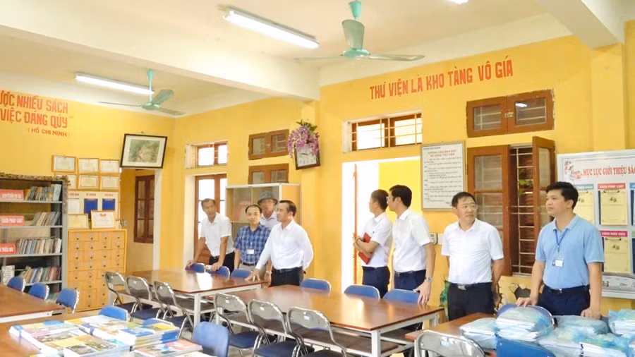 Tại huyện Ba Vì (Hà Nội), lãnh đạo huyện đã trực tiếp đi kiểm tra về cơ sở vật chất tại nhiều trường học trên địa bàn.