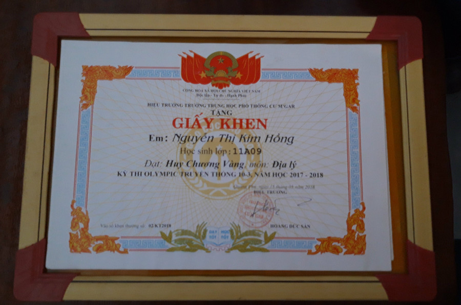 Trong các năm học, Hồng luôn đạt được thành tích cao và gặt hái nhiều giải thưởng. Ảnh: Trúc Hân