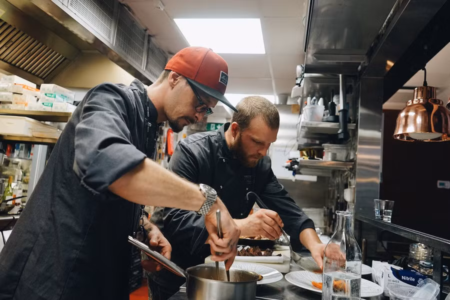 Cận cảnh cuộc sống kỳ lạ tại vùng đất Mặt trời mọc lúc nửa đêm: Lạnh giá quanh năm, nhưng chỉ dựa vào thiên nhiên cũng đủ sống - Ảnh 6.