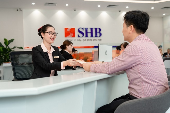 Khách hàng gửi tiền tiết kiệm tại SHB. 